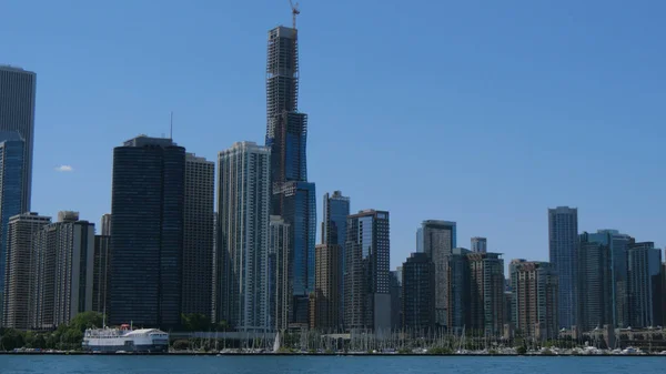 Високогірні будинки міста Чикаго - Чікаго, UNITED STATES - 11 червня 2019 року — стокове фото