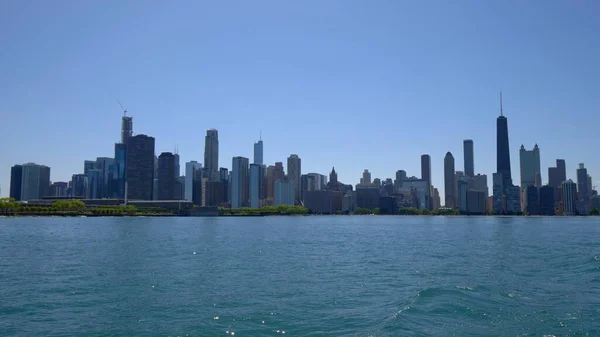 O Skyline de Chicago vista do Lago Michigan - CHICAGO. ESTADOS UNIDOS - JUNHO 11, 2019 — Fotografia de Stock