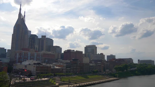 Skyline of Nashville - θέα από το Cumberland River - NASHVILLE, Ηνωμένες Πολιτείες - 17 Ιουνίου 2019 — Φωτογραφία Αρχείου