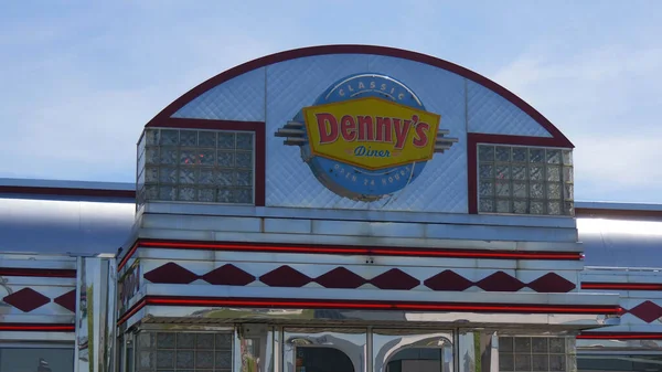 Dennys American Dinerレストラン- LOUISVILL, United States - 2019年6月14日 — ストック写真