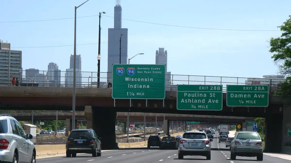 Dirigindo para o centro de Chicago com uma vista sobre o horizonte - CHICAGO. ESTADOS UNIDOS - JUNHO 11, 2019 — Fotografia de Stock