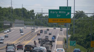 Otoyoldaki Opry Mills 'e çıkış tabelası - NASHVILLE, Birleşik Devletler - 17 Haziran 2019