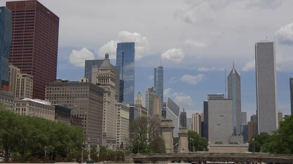 Высотные здания центра Чикаго вид с Грант-парка - CHICAGO. ГОСУДАРСТВА - 11 ИЮНЯ 2019 ГОДА — стоковое фото