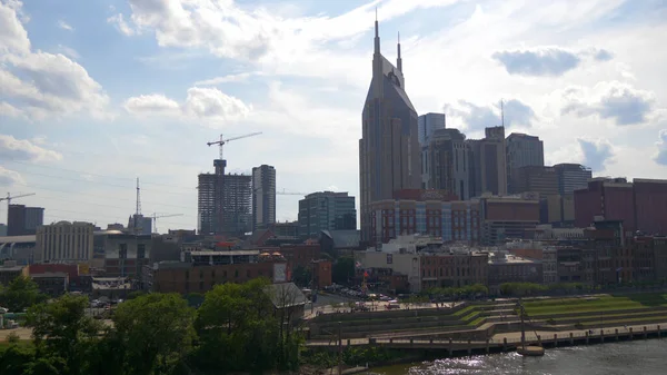 Skyline of Nashville - θέα από το Cumberland River - NASHVILLE, Ηνωμένες Πολιτείες - 17 Ιουνίου 2019 — Φωτογραφία Αρχείου