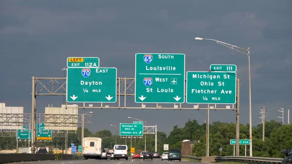 Jede po dálnici do Louisville Kentucky nebo St Louis - CHICAGO. SPOJENÉ STÁTY - 11. června 2019 — Stock fotografie