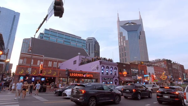 Nashville Broadway street view on a busy day - NASHVILLE, ÉTATS-UNIS - LE 16 JUIN 2019 — Photo