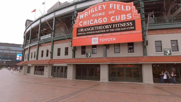 Wrigley Field in Chicago - de thuisbasis van de Chicago Cubs - CHICAGO, Verenigde Staten - 12 juni 2019 — Stockfoto