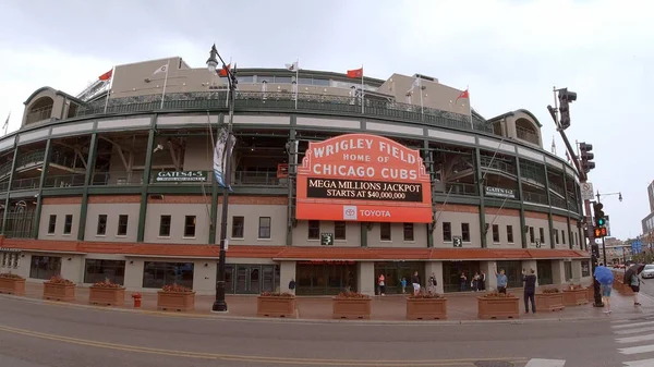 Wrigley Field Chicagóban - a Chicago Cubs otthona - CHICAGO, EGYESÜLT ÁLLAMOK - 2019. június 12. — Stock Fotó