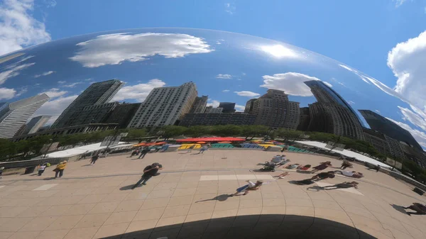 Millennium Park i Chicago med berömda Cloud Gate - CHICAGO, UNITED STATES - 11 juni 2019 — Stockfoto