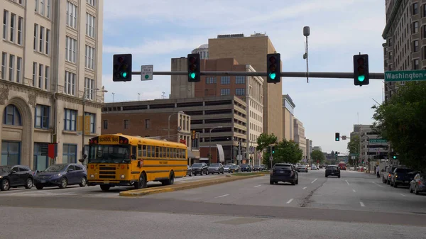 Street view with School Bus at Tucker Blvd in St. Louis - ST. LOUIS, ESTADOS UNIDOS - 19 DE JUNIO DE 2019 — Foto de Stock