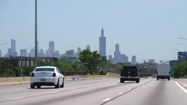 Οδήγηση στο Σικάγο στο κέντρο της πόλης με θέα πάνω από τον ορίζοντα - CHICAGO. Ηνωμένες Πολιτείες - 11 Ιουνίου 2019 — Φωτογραφία Αρχείου