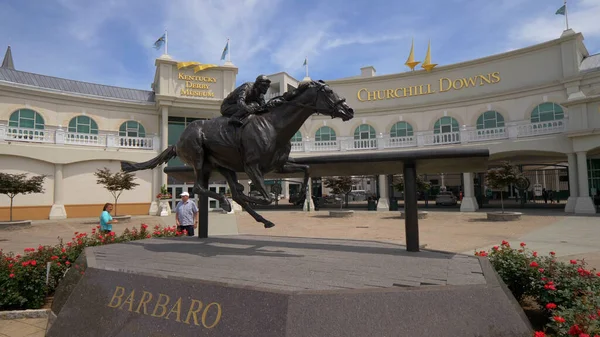 Louisville Kentucky Derby Müzesi 'ndeki Barbaro heykeli - LOUISVILLE, Birleşik Devletler - 14 Haziran 2019 — Stok fotoğraf