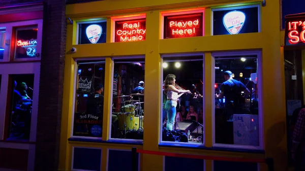 Live music in the pubs and saloons at Nashville Broadway - NASHVILLE, UNITED STATES - JUNE 16, 2019 — 스톡 사진