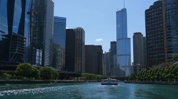 Trump Tower and Hotel in Chicago - CHICAGO, ESTADOS UNIDOS - 11 DE JUNHO DE 2019 — Fotografia de Stock