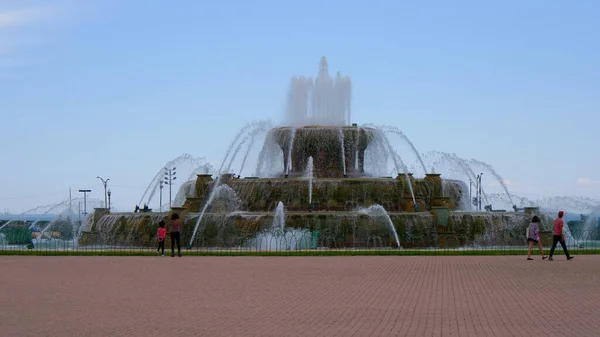 Célèbre fontaine Buckingham à Chicago Grant Park - CHICAGO. ÉTATS-UNIS - 11 JUIN 2019 — Photo