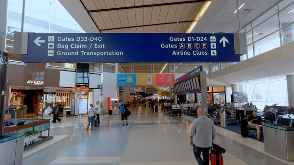 Cancelli di partenza all'aeroporto di Dallas Fort Worth - DALLAS, STATI UNITI - 20 GIUGNO 2019 — Foto Stock