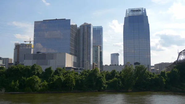 Skyline van Nashville - uitzicht vanaf Cumberland River - NASHVILLE, Verenigde Staten - 17 juni 2019 — Stockfoto