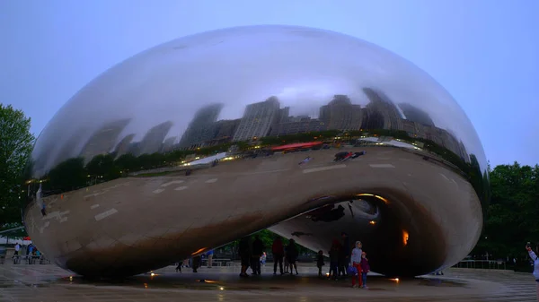 Cloud Gate Chicago on a rainy day - CHICAGO, UNITED STATES - JUNE 20, 2019 — Stock Photo, Image