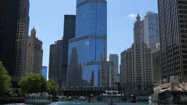 De bruggen over de Chicago River - CHICAGO, Verenigde Staten - 11 juni 2019 — Stockfoto