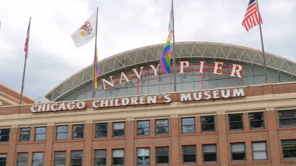 Navy Pier in Chicago - 시카고의 인기있는 명소 - CHICAGO, UNITED STATES - JUNE 11, 2019 — 스톡 사진