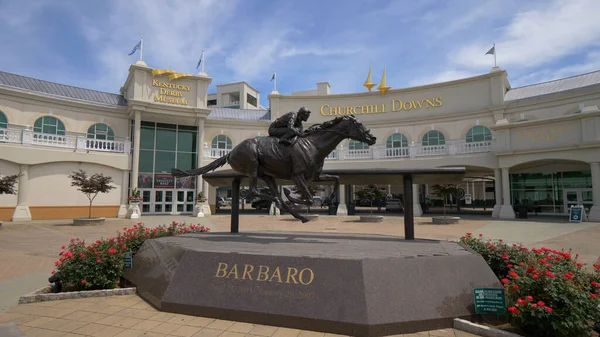 Churchill Downs Horse race track and Kentucky Derby museum in Louisville - LOUISVILLE, Ηνωμένες Πολιτείες - 14 Ιουνίου 2019 — Φωτογραφία Αρχείου