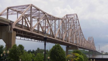 St. Louis 'deki Mississippi Nehri üzerindeki Martin Luther King Köprüsü Birleşik Devletler - 19 Haziran 2019