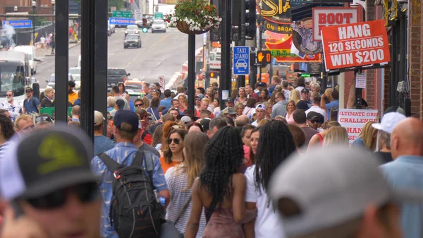 Το Nashville Broadway είναι το πιο δημοφιλές μέρος στην πόλη - NASHVILLE, Ηνωμένες Πολιτείες - 17 Ιουνίου 2019 — Φωτογραφία Αρχείου