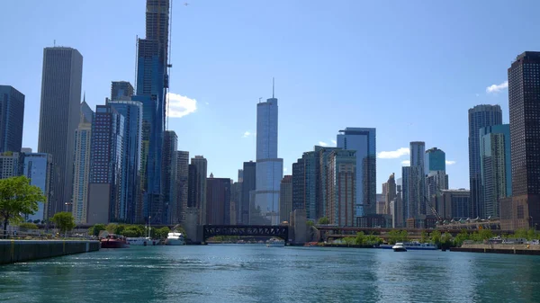 Chicago 'nun merkezindeki yüksek binalar, Chicago. Birleşik Devletler - 11 Haziran 2019 — Stok fotoğraf