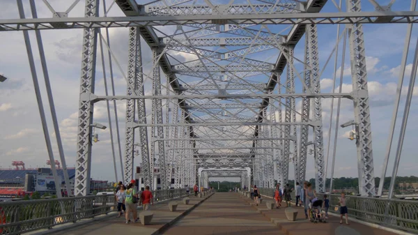 Slavný pěší most v Nashvillu - most Johna Seigenthalera - NASHVILLE, SPOJENÉ STÁTY - 17. června 2019 — Stock fotografie