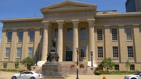 Louisville Metro Hall Court House - LOUISVILLE, Vereinigte Staaten - 14. Juni 2019 — Stockfoto