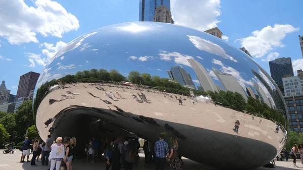 Парк "Миллениум" в Чикаго со знаменитым "Гейтом" - ЧИКАГО, ГОСУДАРСТВА - 11 ИЮНЯ 2019 — стоковое фото