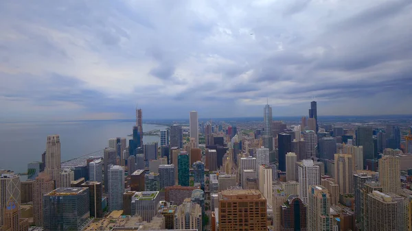 시카고 상공을 공중에서 보는 놀라운 저속 촬영이었다. 미국 - 2019 년 6 월 11 일 — 스톡 사진