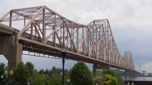 Most Martina Luthera Kinga přes řeku Mississippi v St. Louis - ST. LOUIS, SPOJENÉ STÁTY - 19. června 2019 — Stock fotografie