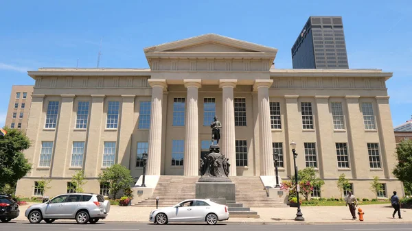 Louisville Metro Hall avec Jefferson County Clerk - LOUISVILLE, ÉTATS-UNIS - LE 14 JUIN 2019 — Photo