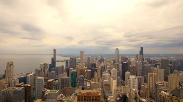 시카고 상공에서 놀라운 공중 경관을 보고 있는 치카소 . 미국 - 2019 년 6 월 11 일 — 스톡 사진