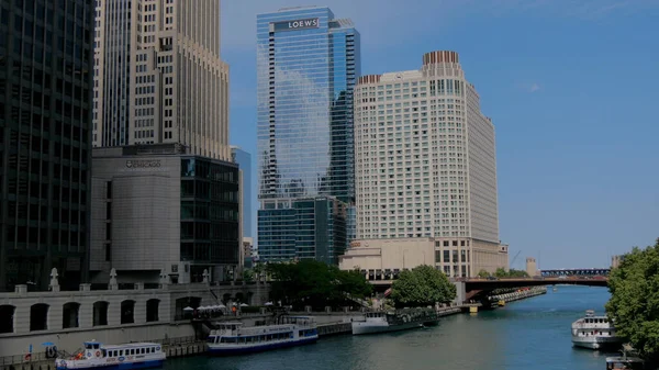 Barcos en el río Chicago en un día soleado - CHICAGO, ESTADOS UNIDOS - 11 de junio de 2019 —  Fotos de Stock