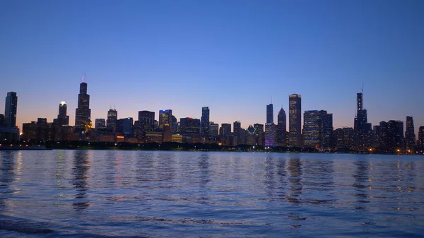 O belo horizonte de Chicago à noite - CHICAGO. ESTADOS UNIDOS - JUNHO 11, 2019 — Fotografia de Stock