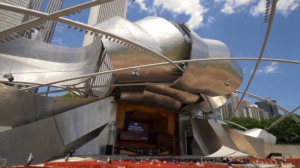 Jay Pritzker Pavilhão no Chicago Millennium Park - CHICAGO. ESTADOS UNIDOS - JUNHO 11, 2019 — Fotografia de Stock