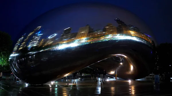 Cloud Gate Chicago de noche - CHICAGO, ESTADOS UNIDOS - 20 DE JUNIO DE 2019 — Foto de Stock