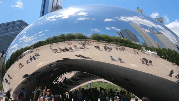 Popular landmark in Chicago - Cloud Gate at Millennium Park - CHICAGO, UNITED STATES - JUNE 11, 2019 — Stock Photo, Image