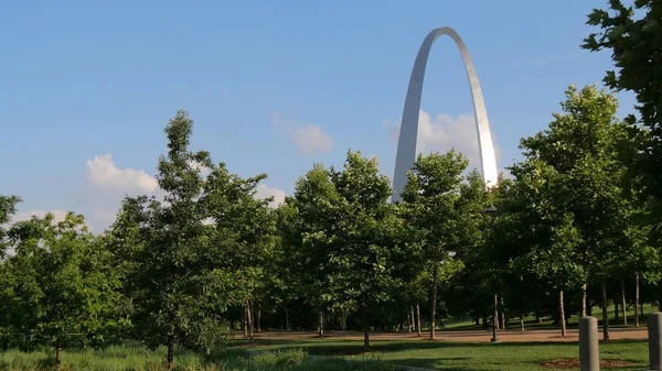 Poortboog Park in Saint Louis - St. LOUIS, Verenigde Staten - 19 juni 2019 — Stockfoto