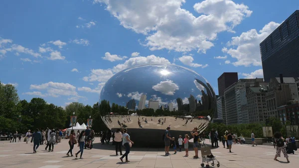 Famoso Cloud Gate en Millennium Park en Chicago - CHICAGO, ESTADOS UNIDOS - 11 DE JUNIO DE 2019 — Foto de Stock