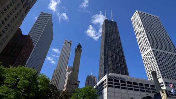 The High rise buildings of Chicago downtown - CHICAGO. UNITED STATES - JUNE 11, 2019 — Stock Photo, Image