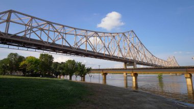 St. Louis 'deki Mississippi Nehri üzerindeki Martin Luther King Köprüsü Birleşik Devletler - 19 Haziran 2019