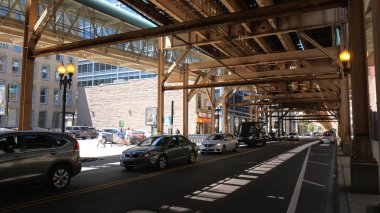 Chicago 'daki tipik metro raylı sokak manzarası - Chicago, Birleşik Devletler - 11 Haziran 2019