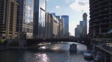 Chicago Nehri 'nin çevresindeki yüksek binalar, Chicago. Birleşik Devletler - 11 Haziran 2019