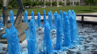 St. Louis 'deki Kiener Plaza Parkı' nda koşucu heykeli bulunan mavi çeşme - St. LOUIS, Birleşik Devletler - 19 Haziran 2019