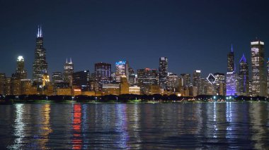 Chicago 'nun şehir ışıkları geceleri gökyüzüne yükseliyor. Chicago. Birleşik Devletler - 11 Haziran 2019