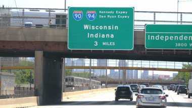 Wisconsin ve Indiana 'ya giden otoyoldaki sokak tabelası, Chicago. Birleşik Devletler - 11 Haziran 2019