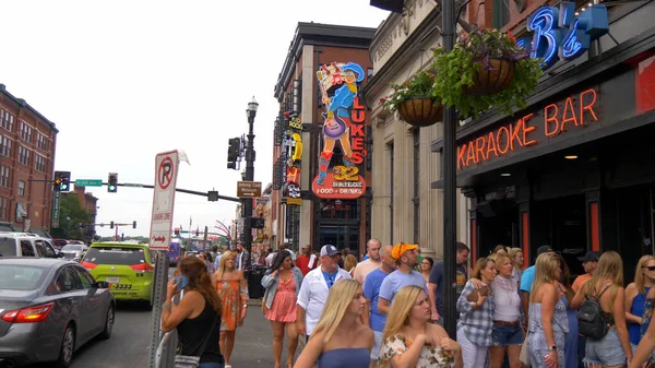 De bars en clubs op Broadway in de stad Nashville - NASHVILLE, Verenigde Staten - 17 juni 2019 — Stockfoto